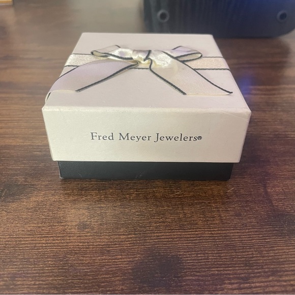 Fred Meyer Jewelers💎 Sapphire Necklace - Picture 3 of 3